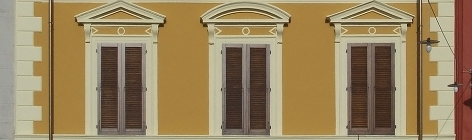 Piazza Mercurio, Massa. Dettaglio della ristrutturazione della facciata.